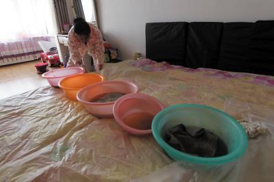 梁河楼上漏水，住户失联，小区没物管，业主维权难！律师来支招……
